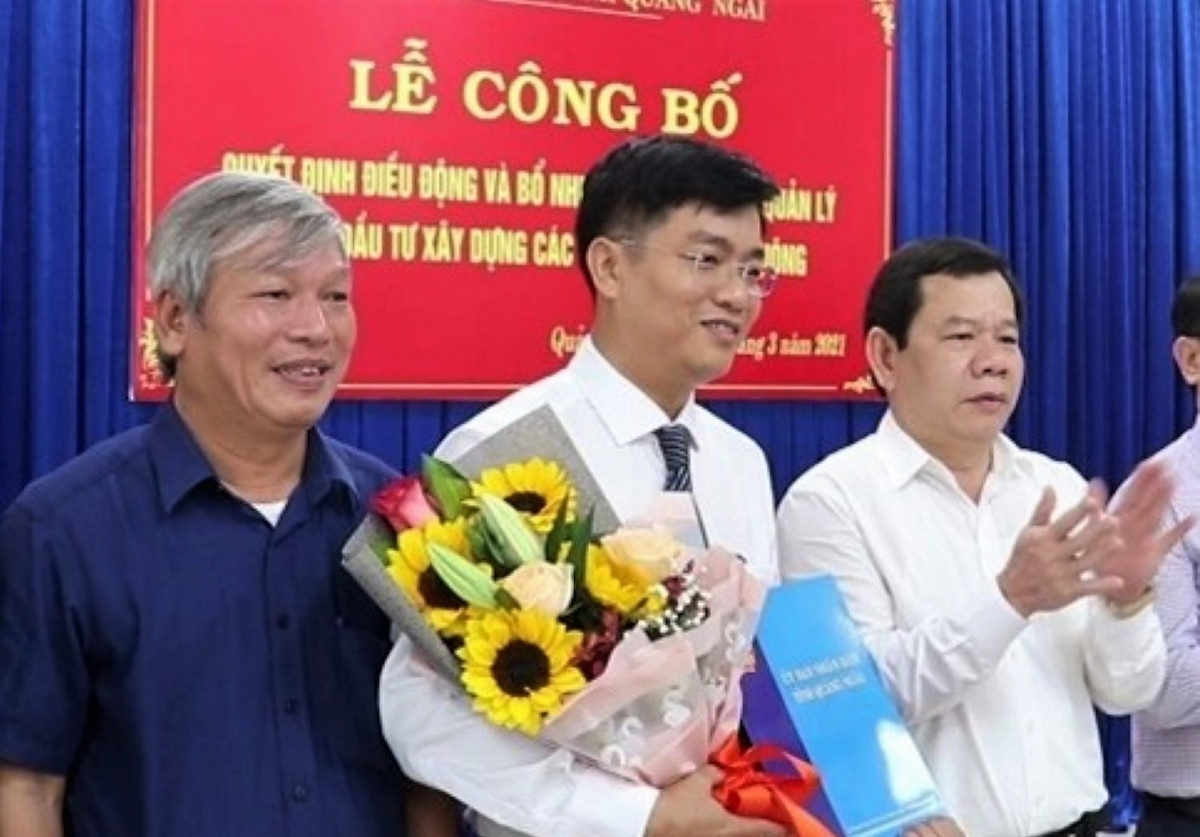 Ông Đặng Văn Minh, Chủ tịch UBND tỉnh Quảng Ngãi trao quyết định bổ nhiệm Giám đốc Ban Quản lý dự án đầu tư xây dựng các công trình giao thông tỉnh. 