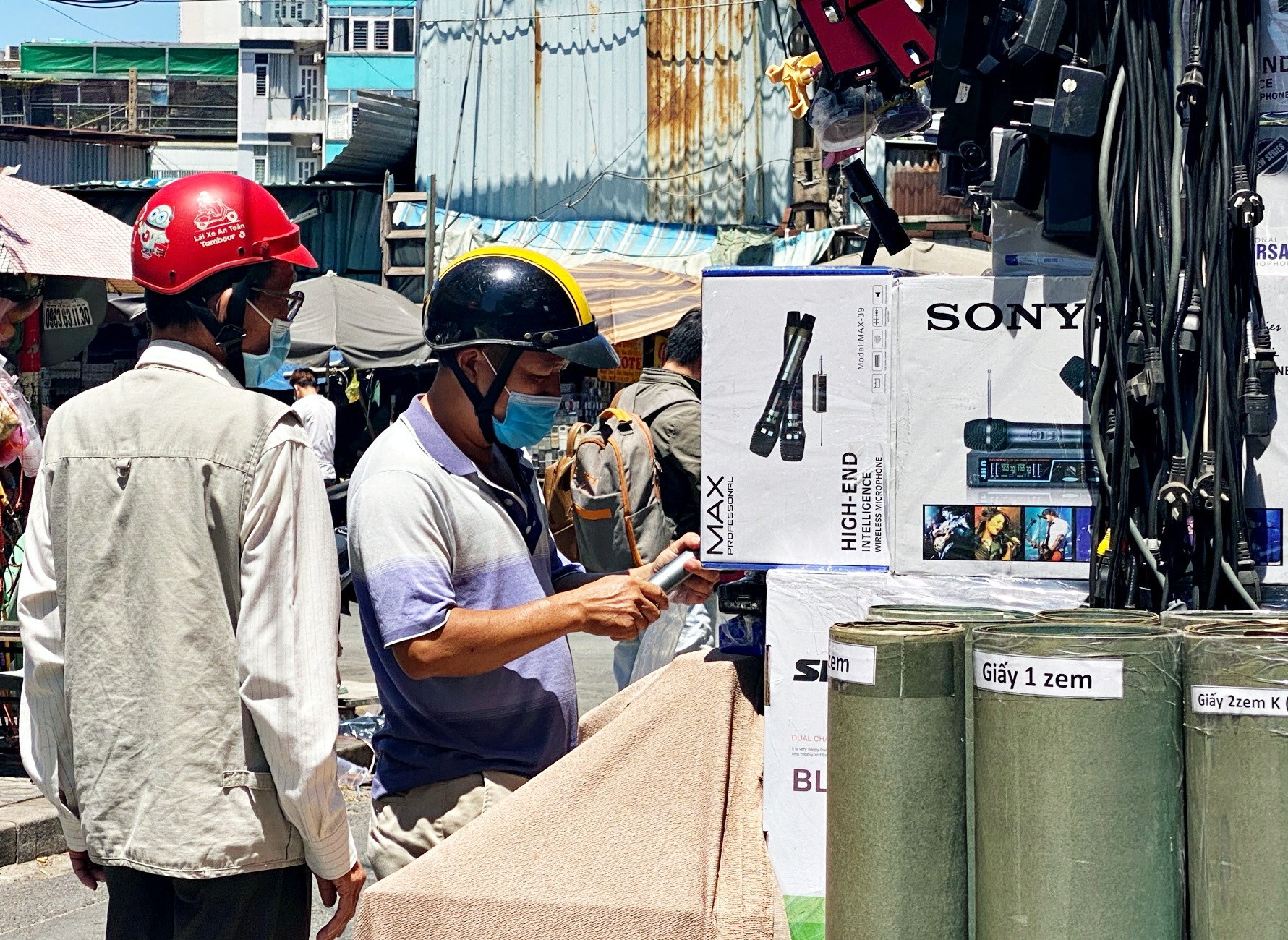 TP.HCM xử lý tiếng ồn karaoke tự phát: Người bán loa kéo đứng ngồi không yên - 1