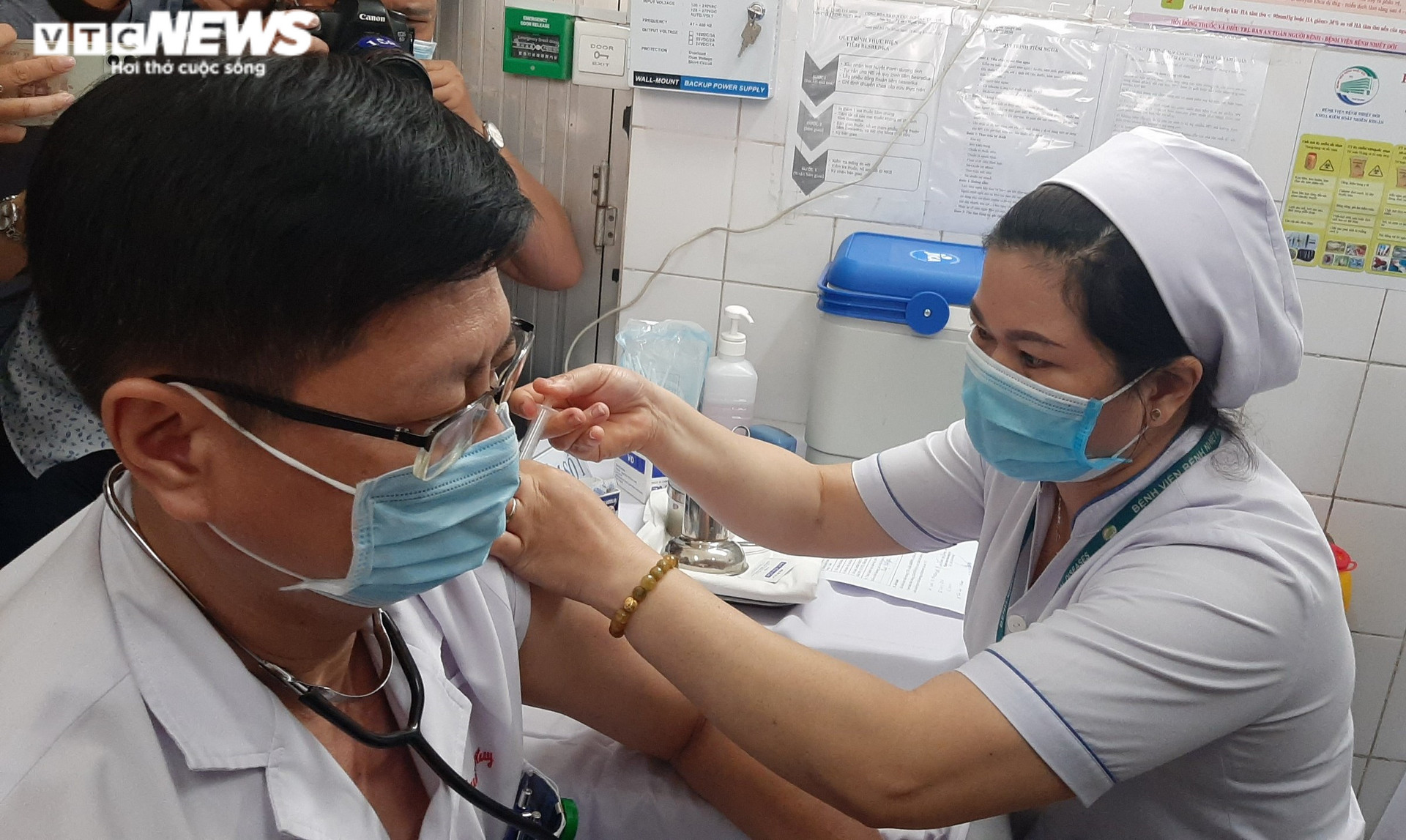 Ảnh: Ngày tiêm vaccine COVID-19 đầu tiên tại TP.HCM - 3