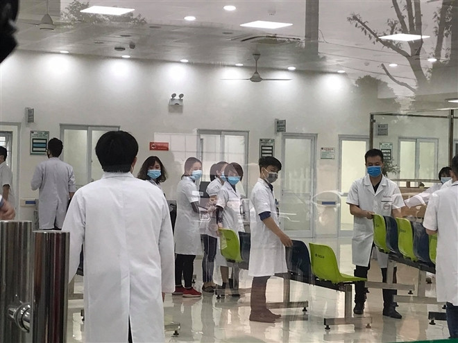 Ảnh: Những mũi tiêm vaccine COVID-19 đầu tiên ở Hà Nội và Hải Dương  - 12