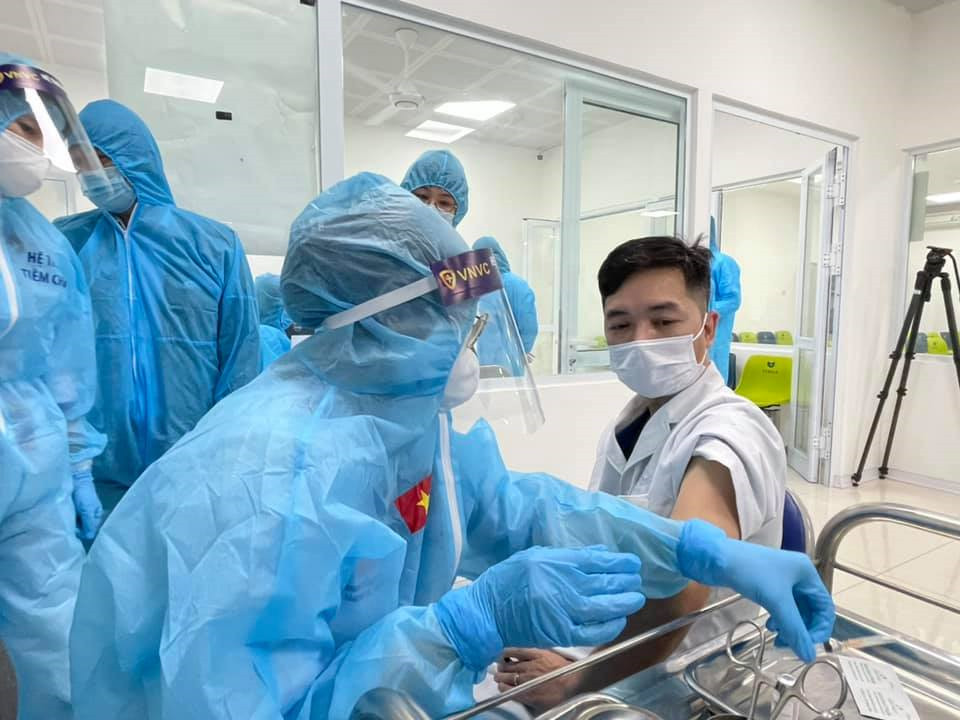 Ảnh: Những mũi tiêm vaccine COVID-19 đầu tiên ở Hà Nội và Hải Dương  - 17