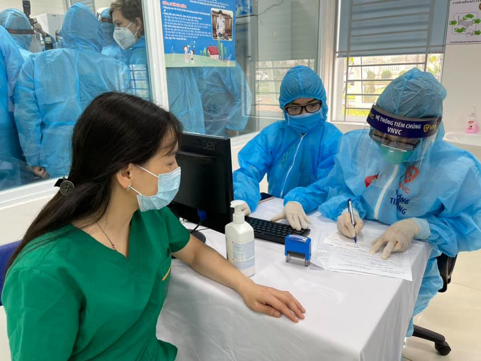 Ảnh: Những mũi tiêm vaccine COVID-19 đầu tiên ở Hà Nội và Hải Dương  - 13