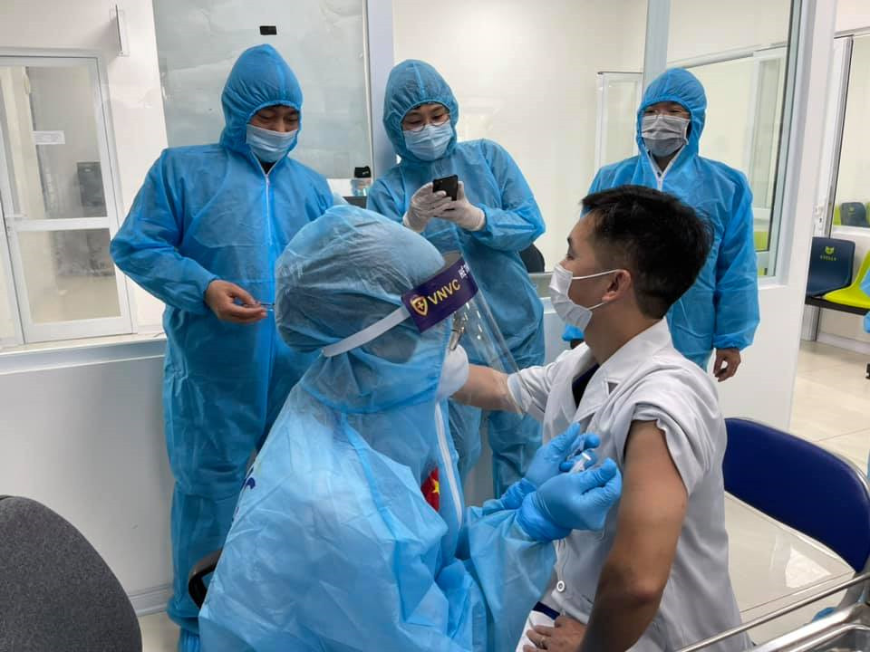 Ảnh: Những mũi tiêm vaccine COVID-19 đầu tiên ở Hà Nội và Hải Dương  - 15