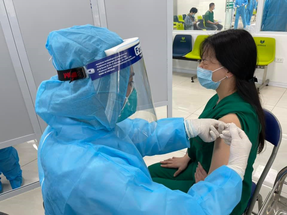 Ảnh: Những mũi tiêm vaccine COVID-19 đầu tiên ở Hà Nội và Hải Dương  - 14