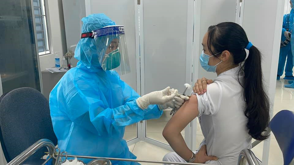 Ảnh: Những mũi tiêm vaccine COVID-19 đầu tiên ở Hà Nội và Hải Dương  - 16