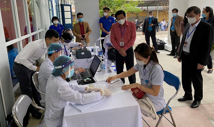 Ảnh: Những mũi tiêm vaccine COVID-19 đầu tiên ở Hà Nội và Hải Dương  - 9