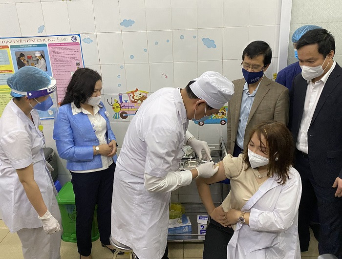 Ảnh: Những mũi tiêm vaccine COVID-19 đầu tiên ở Hà Nội và Hải Dương  - 1