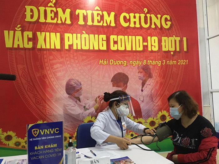 Ảnh: Những mũi tiêm vaccine COVID-19 đầu tiên ở Hà Nội và Hải Dương  - 7