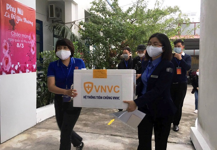 Ảnh: Những mũi tiêm vaccine COVID-19 đầu tiên ở Hà Nội và Hải Dương  - 5