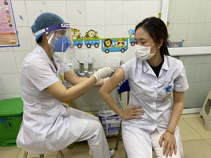 Ảnh: Những mũi tiêm vaccine COVID-19 đầu tiên ở Hà Nội và Hải Dương  - 3