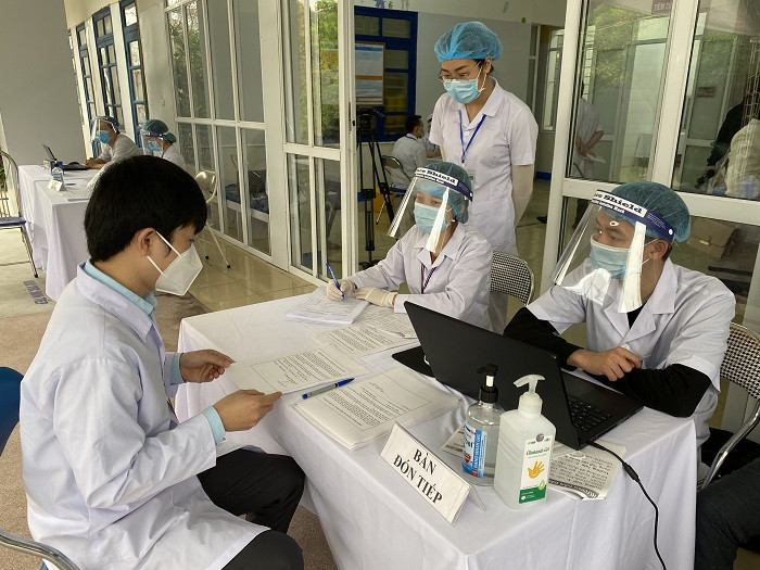 Ảnh: Những mũi tiêm vaccine COVID-19 đầu tiên ở Hà Nội và Hải Dương  - 6
