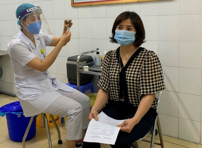 Ảnh: Những mũi tiêm vaccine COVID-19 đầu tiên ở Hà Nội và Hải Dương  - 2