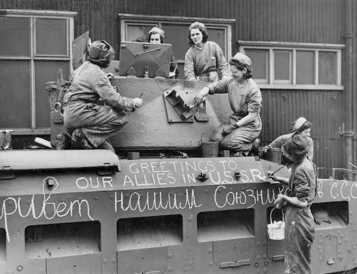Câu tiếng Anh và Nga viết trên xe tăng “'Gửi lời chào đến các đồng minh của chúng tôi ở Liên Xô”; Nguồn: heritagecalling.com