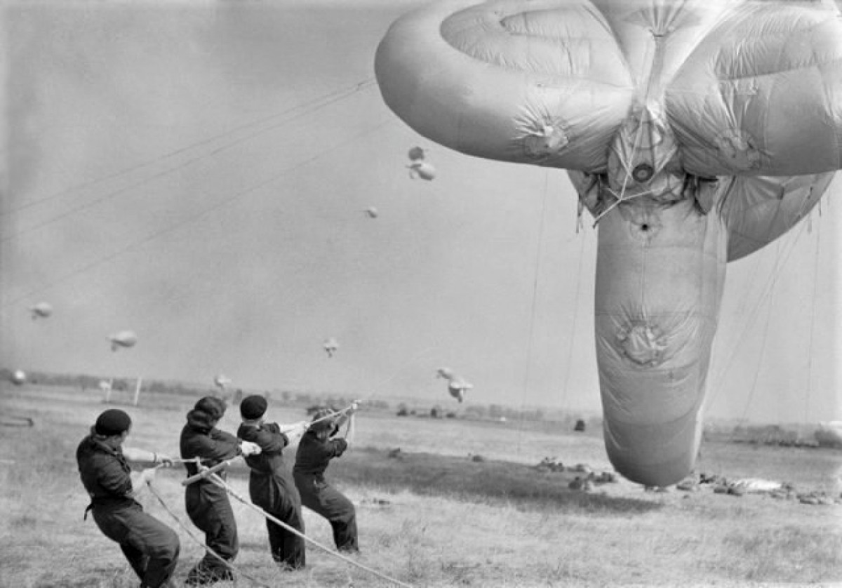 Các nữ chiến sĩ huấn luyện sử dụng khinh khí cầu quân sự; Nguồn: heritagecalling.com
