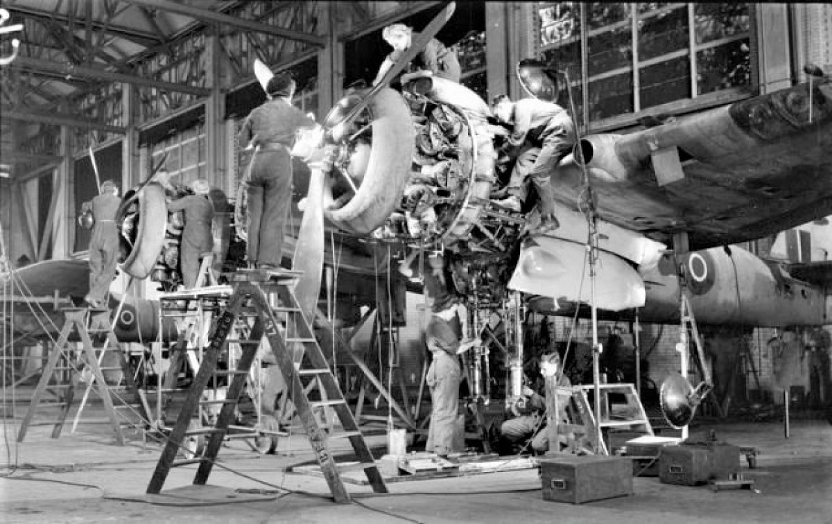 Các nữ công nhân tại nhà máy chế tạo máy bay; Nguồn: heritagecalling.com