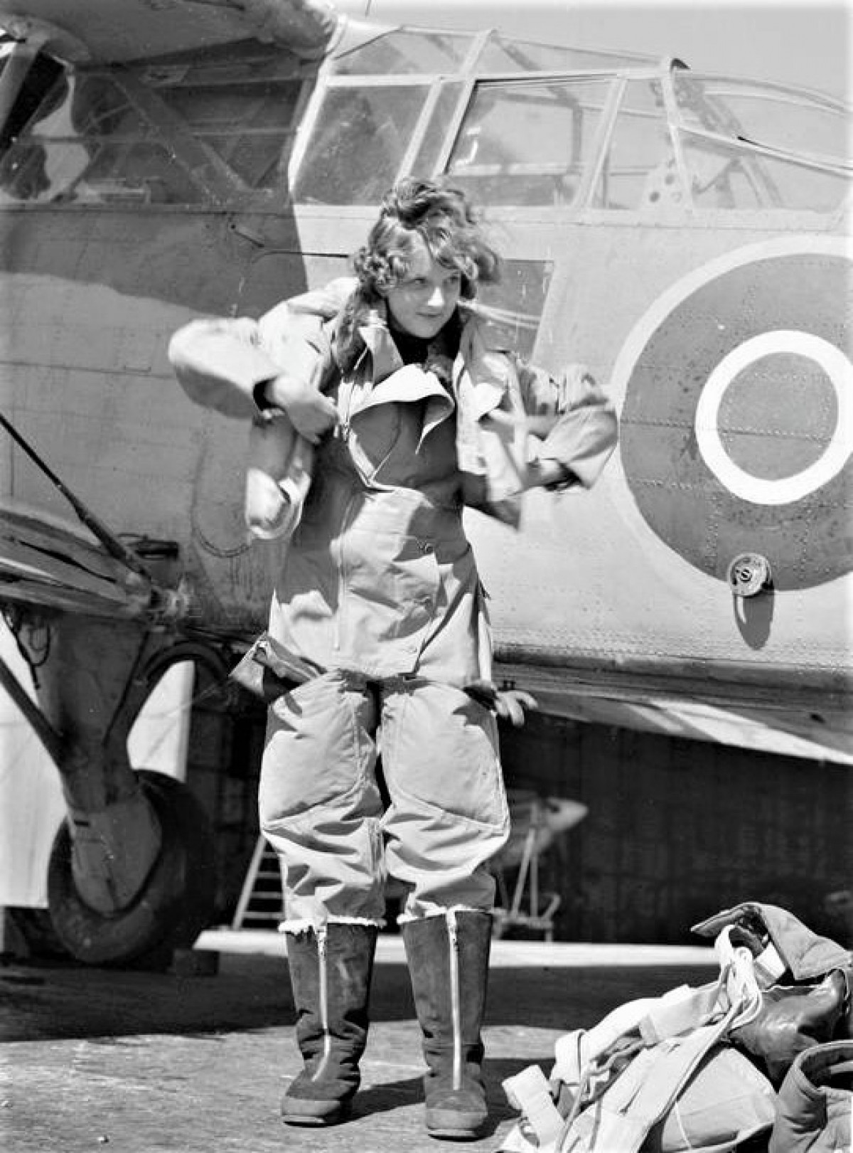 Nữ chiến sĩ thông tin chuẩn bị bay để thử phương tiện liên lạc; Nguồn: heritagecalling.com