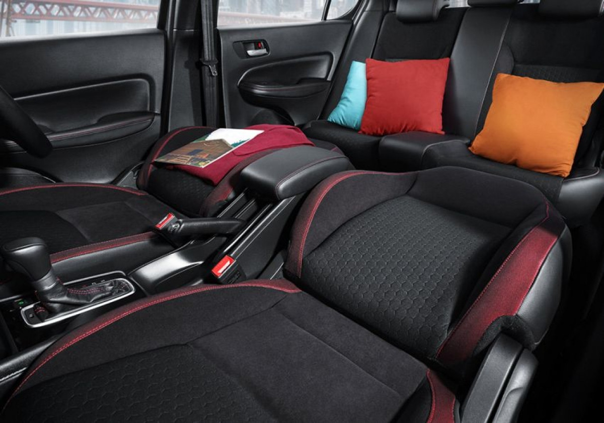 Chiếc City Hatchback phiên bản RS có nội thất với 2 màu đỏ và đen làm chủ đạo, tạo sự tương phản, tăng tính thể thao của chiếc xe. Màu sắc được thể hiện trên bảng điều khiển AC, chỉ khâu trên vô lăng bọc da và cần số cũng như trên cụm công cụ. Ghế Ultra Seat của Honda cũng được xuất hiện cho phép tạo ra vô số cấu hình ghế khác nhau để tối ưu hóa sự thoải mái và thiết thực cho khách hàng.