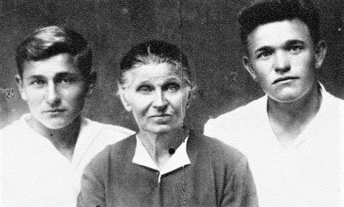 Ảnh chân dung Mẹ-Anh hùng Epistinia Fyodorovna Stepanova cùng hai con trai; Nguồn: R7