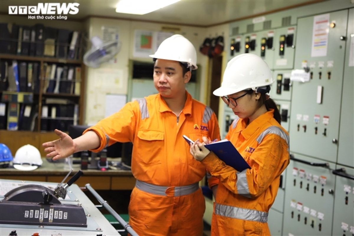 Theo đại diện Công ty CP Vận tải biển Trường Phát Lộc (chủ con tàu Hoài Thương đang làm việc), trường hợp sinh viên nữ chọn khoa Máy tàu thuỷ để theo học trước đến nay không hiếm. Tuy nhiên, khi ra trường các bạn đều chọn làm việc trong văn phòng trên đất liền. Hoài Thương là cô gái đầu tiên phá vỡ lịch sử, 