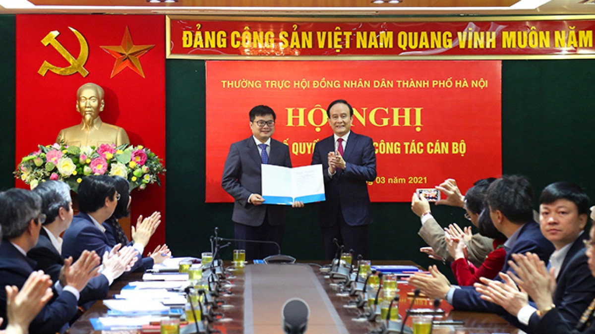 Chủ tịch HĐND thành phố Nguyễn Ngọc Tuấn trao Quyết định cho ông Trương Việt Dũng (Ảnh: Cổng TTĐT TP Hà Nội)