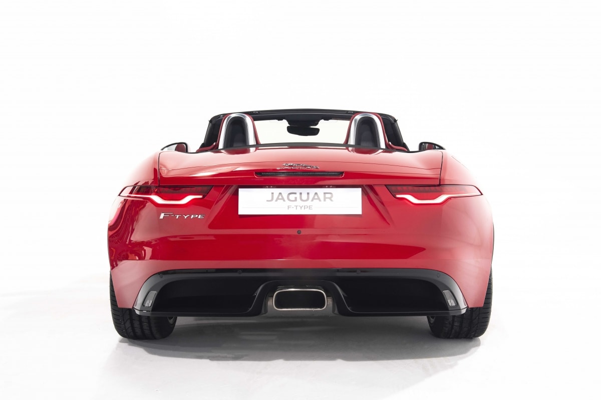 Bản Jaguar F-Type R AWD sẽ có giá bán từ 15,29 tỷ đồng. Bản này dùng động cơ V8 siêu nạp, dung tích 5.0 lít với khả năng tạo ra sức mạnh tối đa lên đến 575 mã lực và mô-men xoắn cực đại 800 Nm. Với sức mạnh này, chiếc xe thể thao mui trần có thể tăng tốc lên 100 km/h trong chỉ 3,7 giây trước khi đạt tốc độ tối đa 300 km/h. 