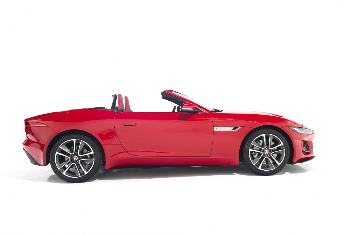 Jaguar F-Type Convertible R-Dynamic RWD sử dụng động cơ Ingenium dung tích 2.0 lít tăng áp, sản sinh công suất cực đại 300 mã lực và mô-men xoắn tối đa 400 Nm, nhờ đó xe có thể tăng tốc lên 100 km/h trong chỉ 5,7 giây, tốc độ tối đa đạt 250 km/h. 