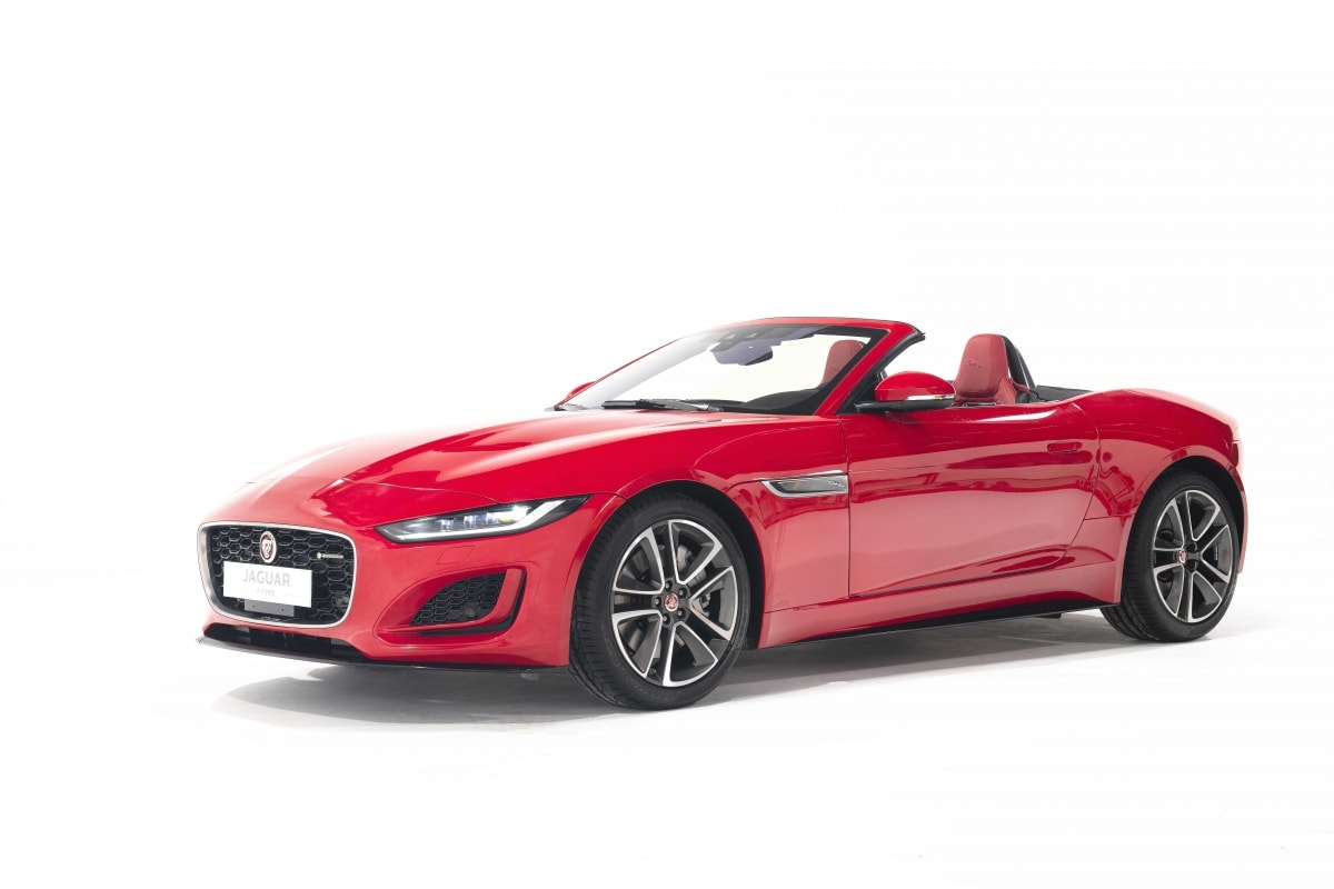 Jaguar F-Type sẽ có ba phiên bản với giá bán khởi điểm từ 5,65 tỷ đồng trong khi F-Type Convertible sẽ có hai phiên bản, giá bán khởi điểm từ 6,195 tỷ đồng. 