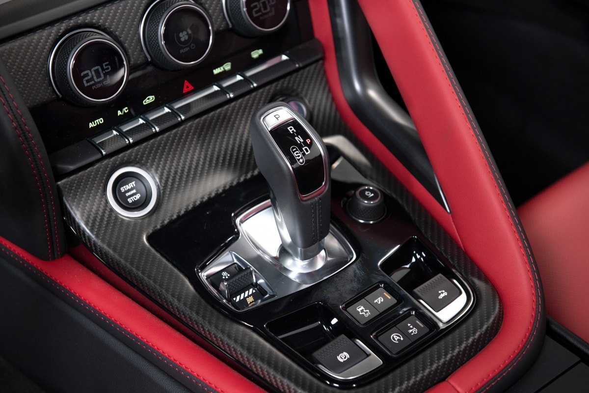 Khoang nội thất Jaguar được kết tuyệt vời hảo giữa tay nghề thủ công truyền thống phong phú và chất liệu hiện đại như như da Windsor và hoàn thiện bởi ốp trang trí Noble Chrome mờ được gia công hoàn hảo.