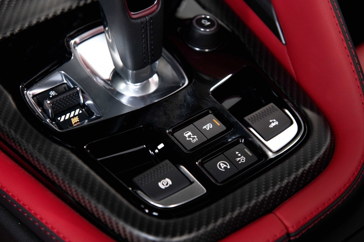 Jaguar F-Type Convertible mới cũng có thể tự cập nhật phần mềm thông qua mạng di động thay vì phải đến các trung tâm dịch vụ của Jaguar như trước đây.