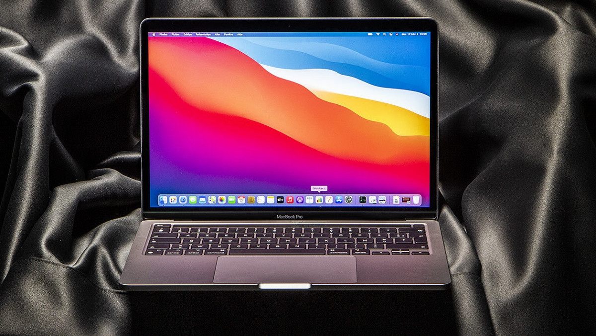 Apple MacBook Pro 13 (16 GB) dựa trên nền tảng Apple Silicon là máy tính siêu di động được săn lùng nhiều nhất. Việc chuyển sang dùng chip ARM được Apple thiết kế đặc biệt có hiệu quả đặc biệt đối với độ bền.