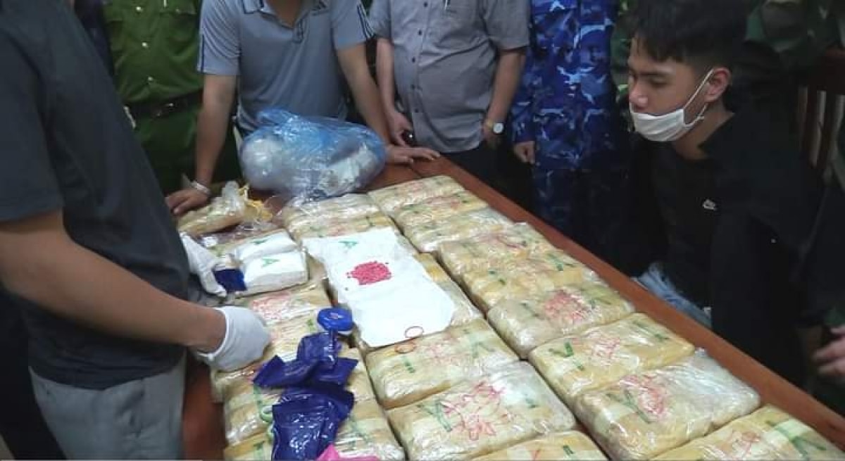 Đối tượng cùng tang vật. (Ảnh: Biên phòng Hà Tĩnh)