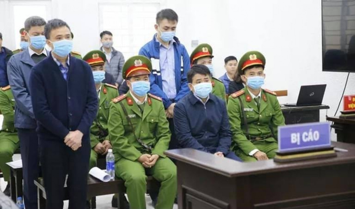 Ông Nguyễn Đức Chung (ngồi hàng trước) hầu tòa trong vụ án Chiếm đoạt tài liệu bí mật Nhà nước (Ảnh: Tấn Anh)