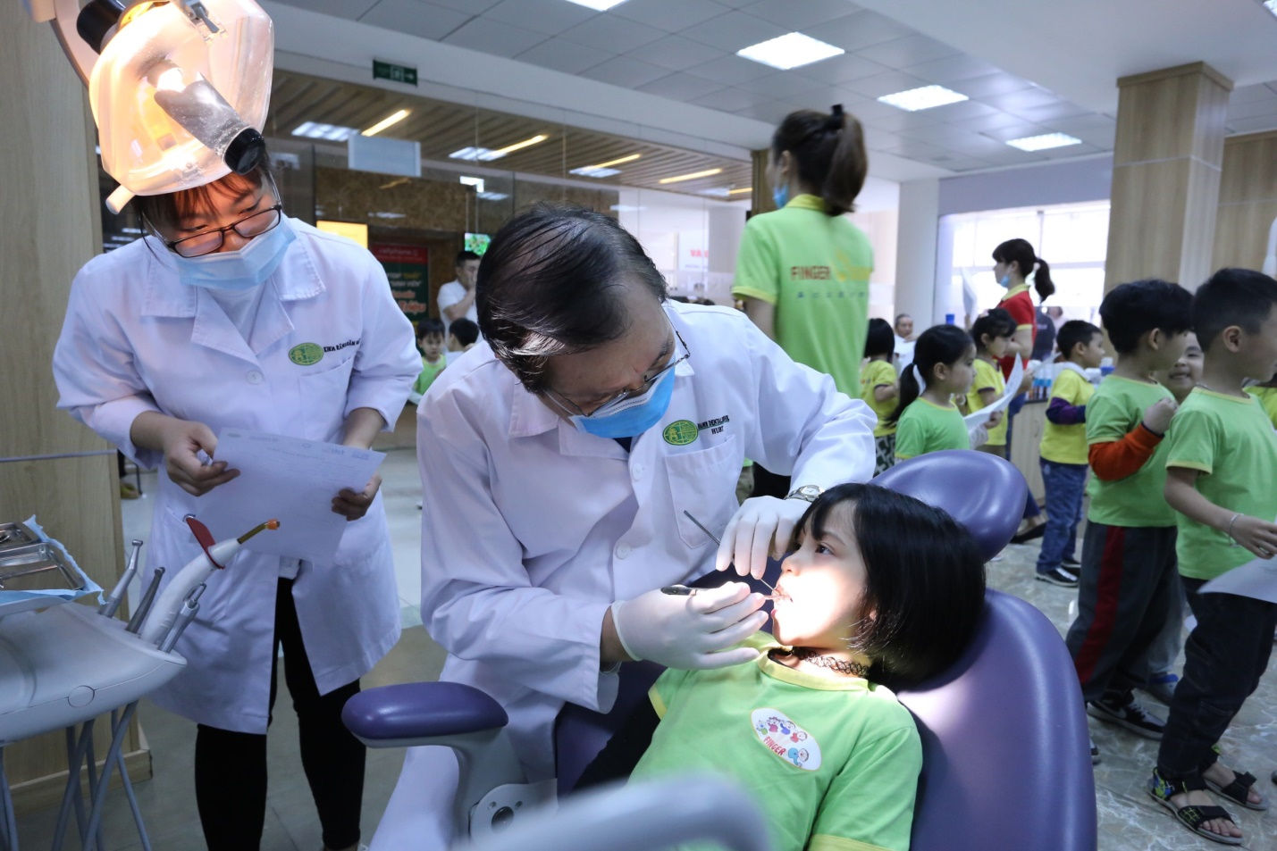 Trường Đại học Kinh doanh và Công nghệ Hà Nội khám miễn phí răng miệng - 1