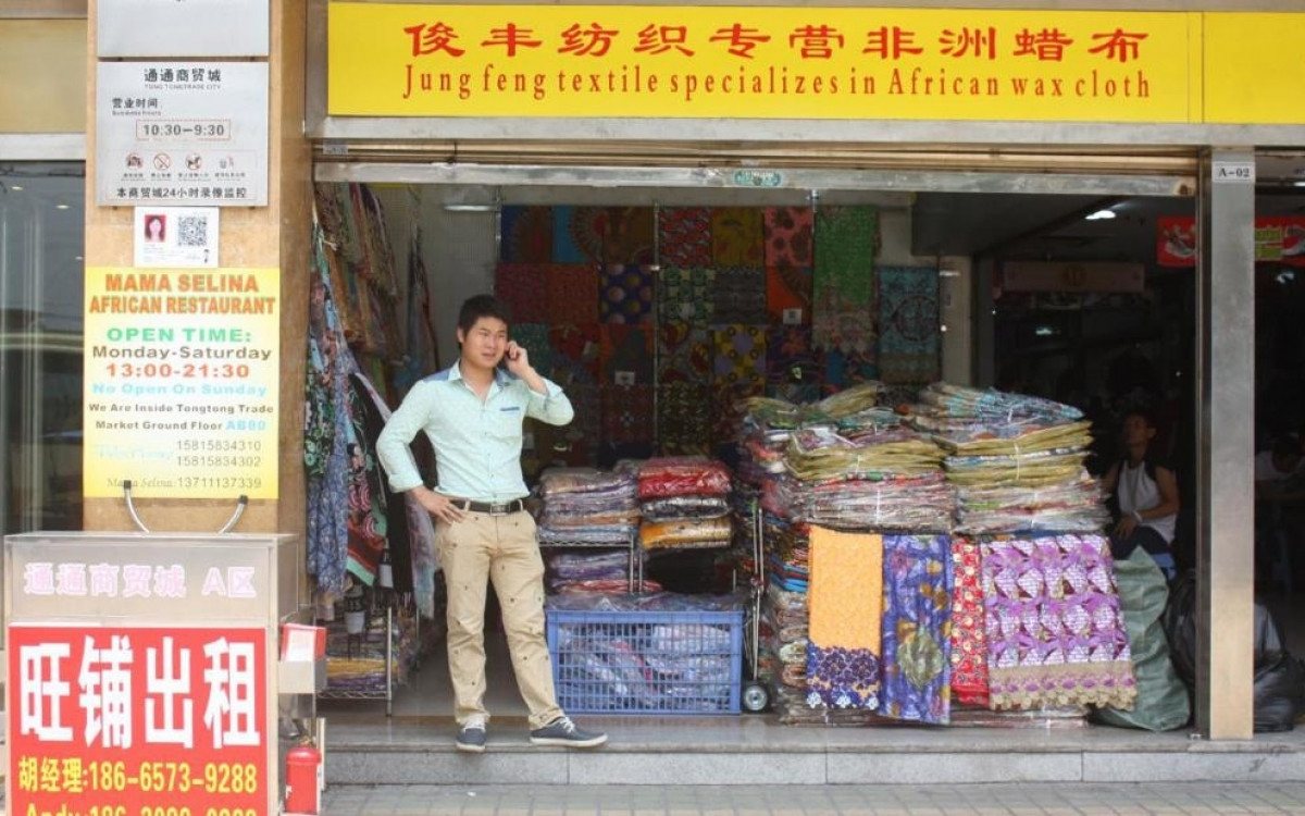 Một cửa hàng bán vải châu Phi, ở khu Tiểu châu Phi thuộc Quảng Châu, Trung Quốc. Ảnh: Jenni Marsh.