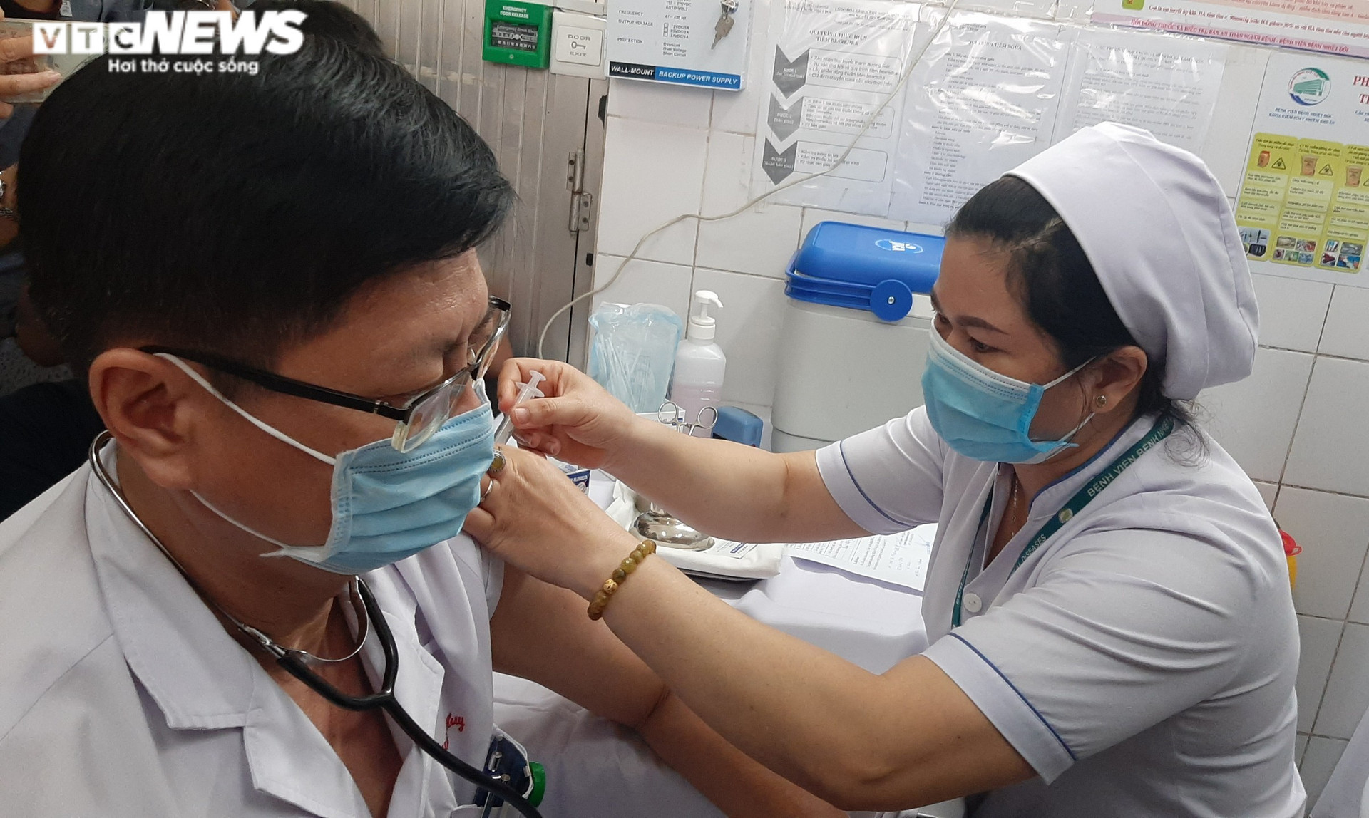 TP.HCM bắt đầu chiến dịch tiêm vaccine COVID-19 cho 8.000 nhân viên chống dịch  - 1