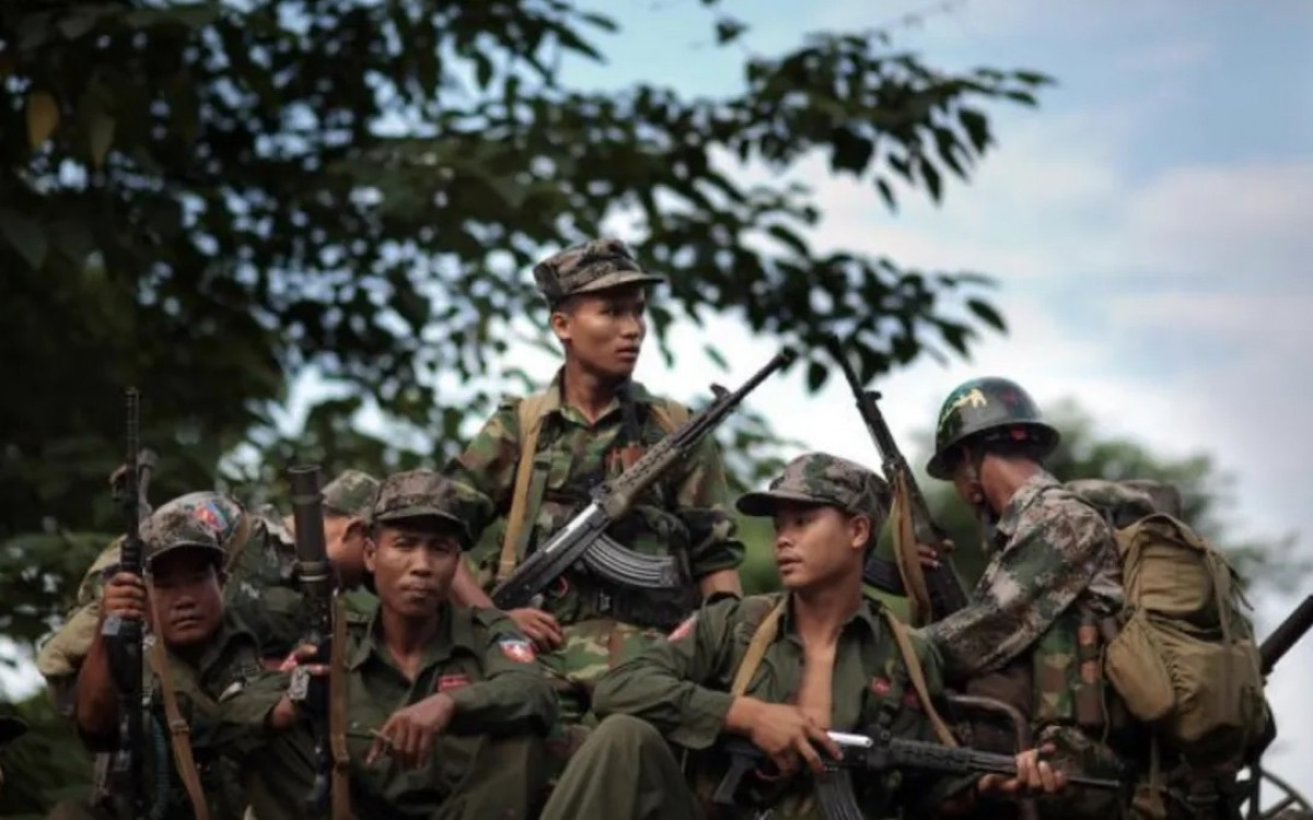 Quân đội Độc lập Kachin (KIA) tham gia bảo vệ biểu tình chống lại chính quyền quân sự Myanmar. Ảnh: Twitter.