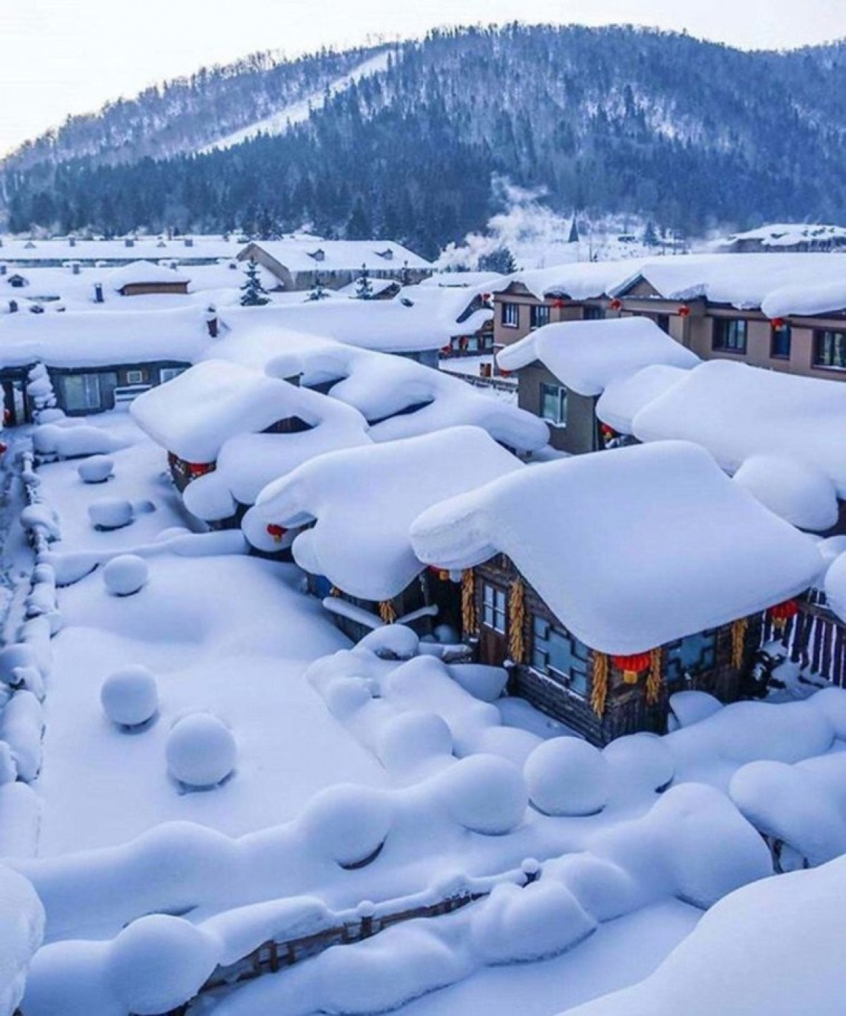 Những lớp tuyết dày xếp thành từng chồng trên mái nhà khiến nơi này trông như một ngôi làng cổ tích.