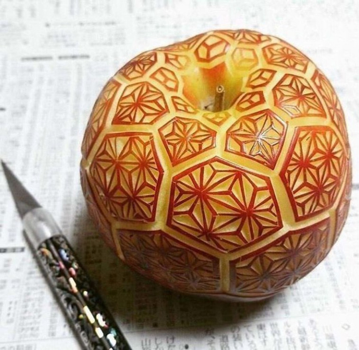 Nghệ thuật điêu khắc trên... một quả táo.