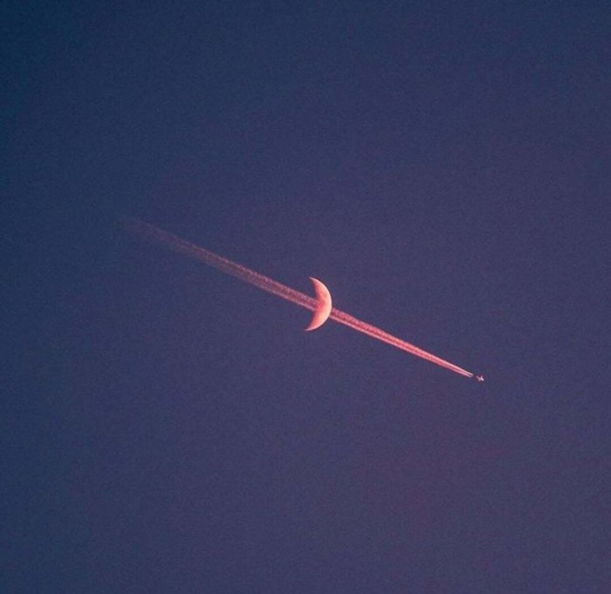 Bức ảnh máy bay bay qua Mặt trăng đầy ấn tượng./.
