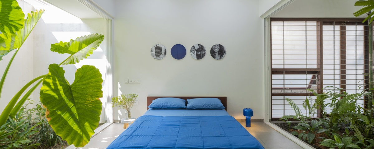 Để hoàn thiện bảng màu cơ bản, sau màu vàng và đỏ, căn phòng ngủ màu xanh dương được đặt tại tầng trệt. Căn phòng nối liền với khu vực tiếp khách chính, nhưng có thể ngăn cách khi cần.