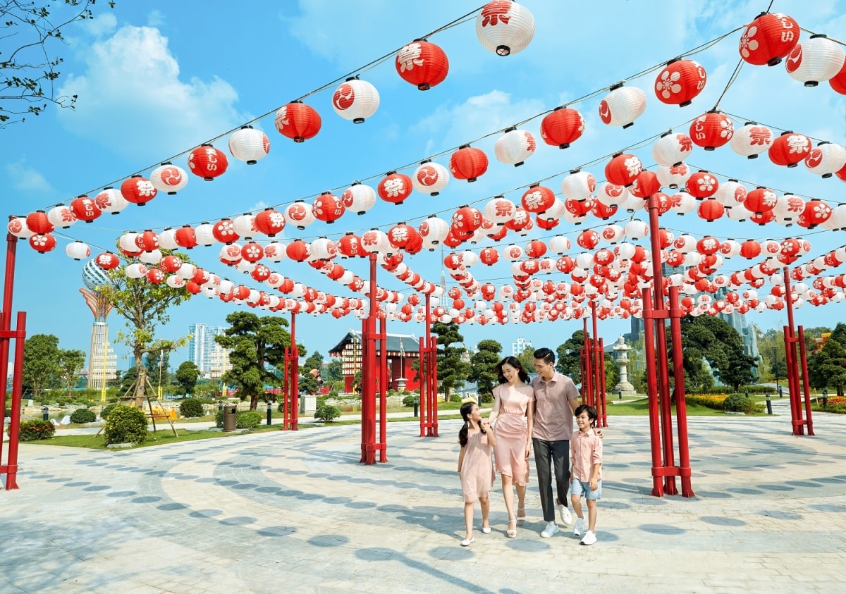 Một điểm nhấn đậm chất Nhật tại Zen Park là 5.000 chiếc đèn lồng được thiết kế và chế tác thủ công bởi đơn vị sản xuất lồng đèn hàng đầu thế giới Haitian Lantern – đối tác của thế vận hội Olympic hay Disneyland.