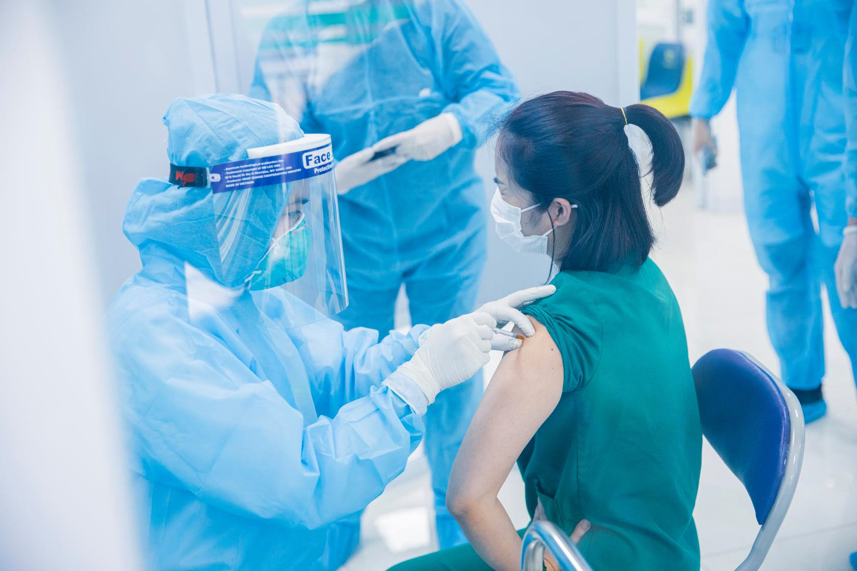 Hơn 44.000 người Việt được tiêm vaccine COVID-19 - 1