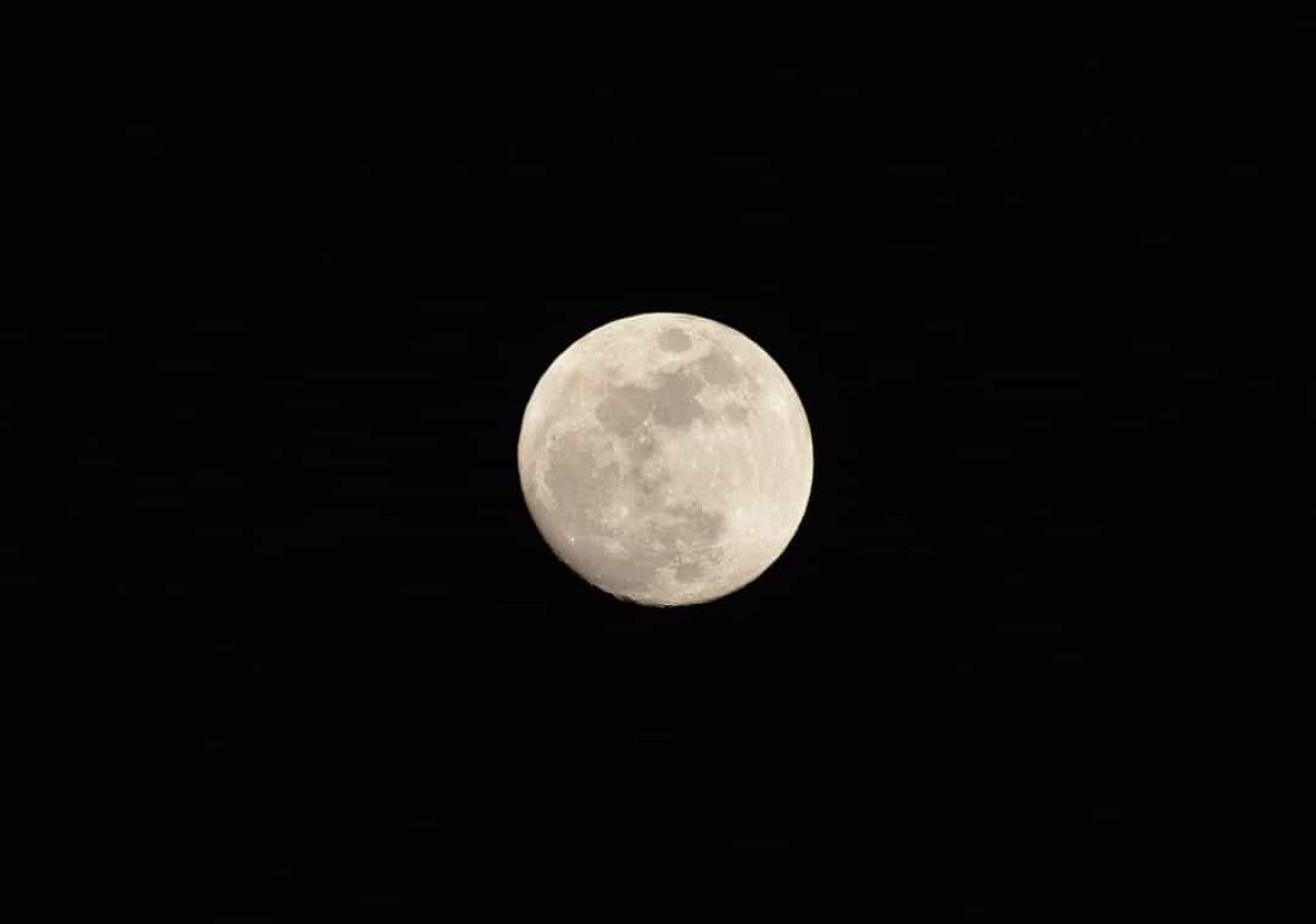 Ban ngày trên Mặt trăng rất nóng nhưng ban đêm lại vô cùng lạnh với nhiệt độ trải rộng từ âm 150 độ C tới 120 độ C.