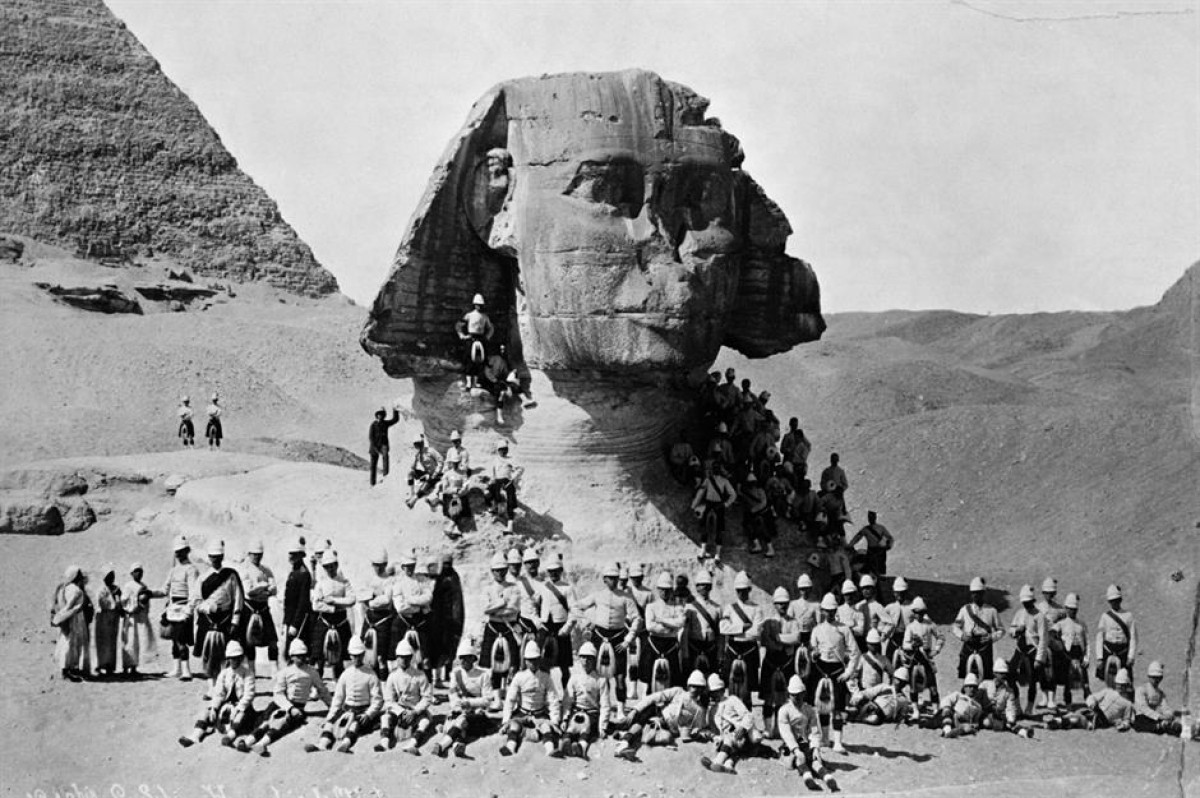 Tượng Nhân sư lớn ở Giza (Ai Cập). Bức tượng 4.500 năm tuổi nằm trên cao nguyên Giza ở bờ Tây sông Nile tại Ai Cập. Là một nhân vật thần thoại được thể hiện như một con sư tử đầu người, tượng Nhân sư bị cát vùi lấp đến tận vai cho đến đầu những năm 1800, khi một nhóm thám hiểm cố gắng đào ra. Một cuộc đào sâu hơn nữa vào những năm 1930 đã làm sạch cát hoàn toàn. Bức ảnh trên chụp vào năm 1882 cho thấy phần thân của bức tượng vẫn bị chôn vùi một phần.