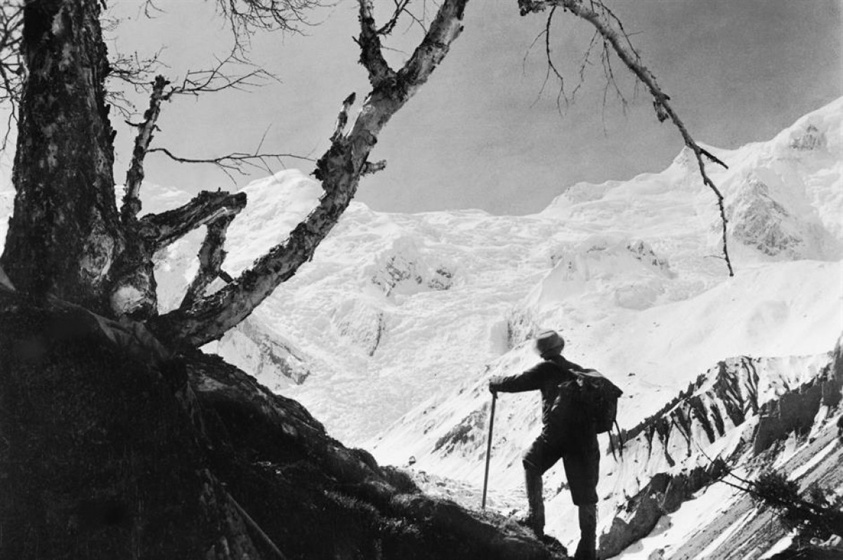 Đỉnh Everest (nằm giữa biên giới giữa Nepal và Tây Tạng trên nóc nhà thế giới dãy Himalaya). Trong bức ảnh là một người leo núi nhìn ra đỉnh Everest từ một trong những con đường xung quanh vào năm 1955. 