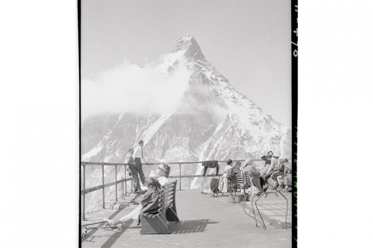 Núi Matterhorn (thuộc dãy Alps của Thụy Sĩ). Trong bức ảnh là khách du lịch nghỉ chân trên một điểm quan sát trên sườn núi phía Italy vào những năm 1950.
