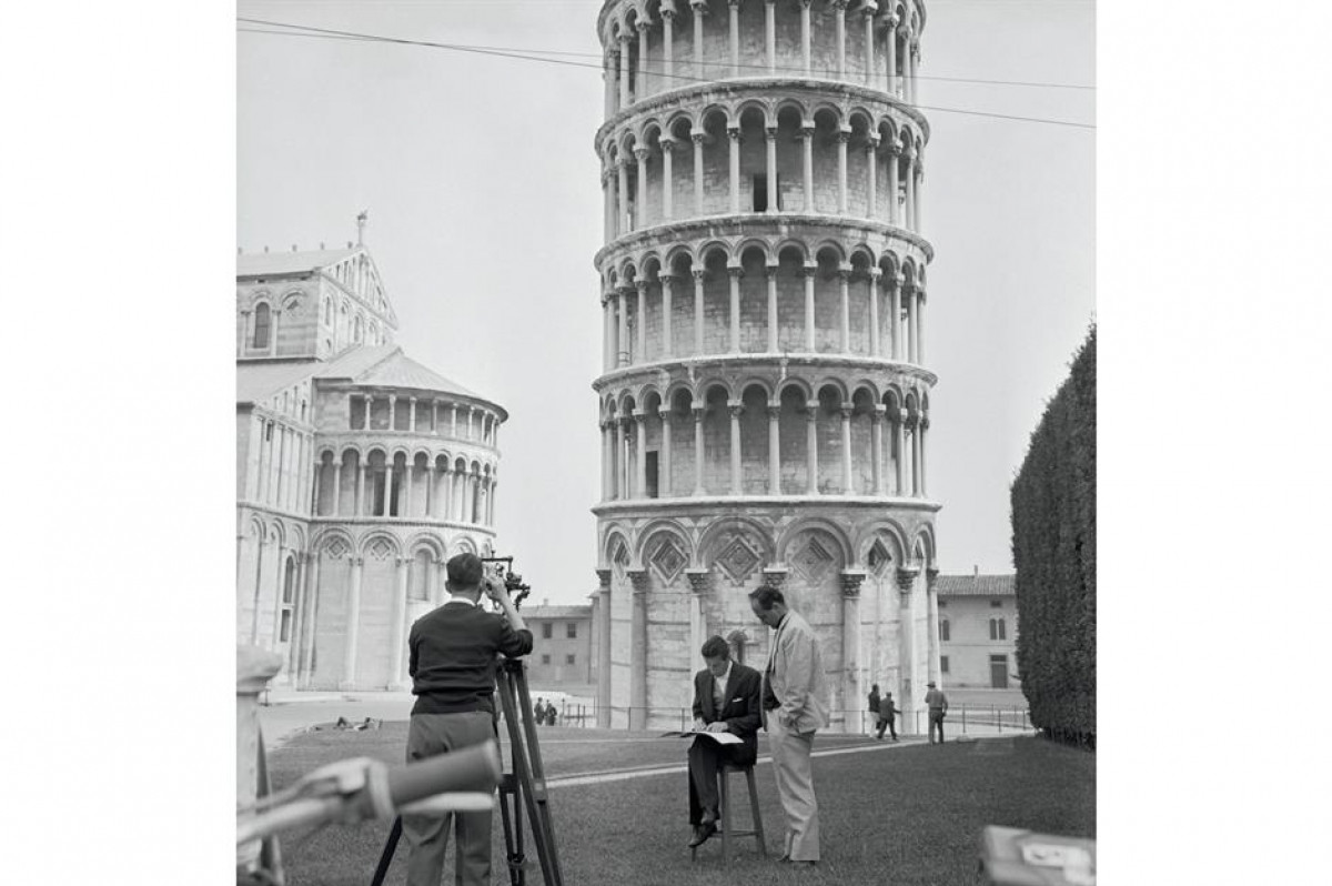 Tháp nghiêng Pisa (Florence, Italy). Trong lịch sử, Italy đã trải qua nhiều trận động đất, địa chấn có sức tàn phá lớn. Công trình tháp nghiêng Pisa này vẫn sừng sững theo thời gian sau 4 trận động đất từ thế kỷ 13. Phần đất nền chính là nguyên nhân khiến tòa tháp bị nghiêng. Nhưng nó cũng giúp cho tòa tháp sống sót qua những trận động đất lớn. Hình ảnh trên chụp vào những năm 1960 khi các nhà nghiên cứu của Viện Địa hình và Đo đạc tại Đại học Pisa thực hiện phép đo hàng năm để kiểm tra độ nghiêng của tháp./.