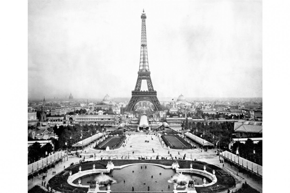 Tháp Eiffel (Thủ đô Paris, Pháp). Tháp Eiffel được xây dựng từ năm 1887-1889 để kỷ niệm 100 năm Cách mạng Pháp và chào đón Triển lãm thế giới năm 1889. Bức ảnh trên được chụp vào năm 1889. Ngày nay, tháp Eiffel thu hút khoảng 7 triệu lượt khách du lịch mỗi năm. 