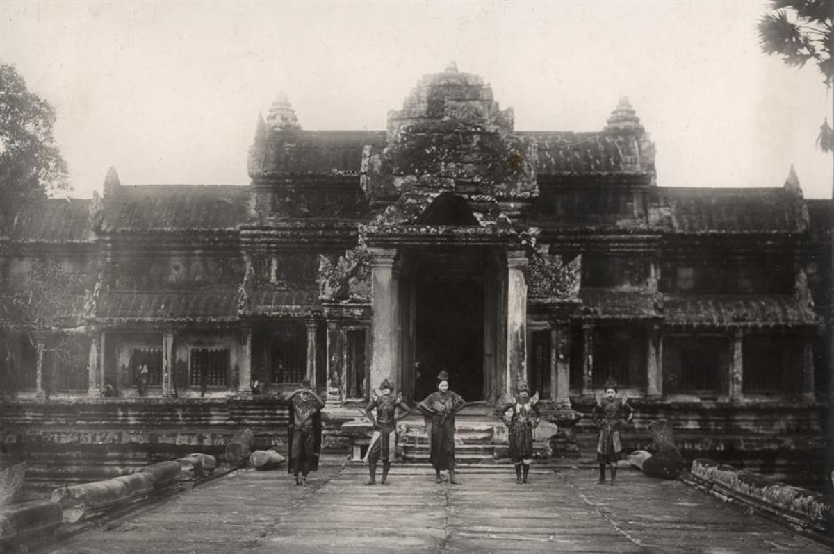 Quần thể Angkor Wat (Siem Reap, Campuchia). Quần thể đền Angkor Wat được cho là công trình kiến trúc tôn giáo lớn nhất thế giới, có diện tích 162,6 hecta và bao gồm hơn một nghìn tòa nhà. Bức ảnh trên chụp vào năm 1910 với các vũ công Apsara trong trang phục truyền thống bên ngoài ngôi đền.