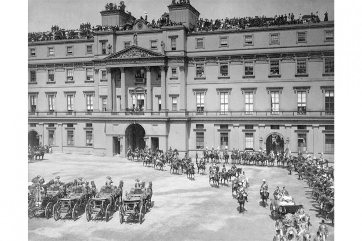 Cung điện Buckingham (London, Anh). Trong bức ảnh là Đại lễ Kim cương của Nữ hoàng Victoria vào năm 1897. Cung điện Buckingham là một trong những địa danh nổi tiếng nhất của Anh và từng là nơi ở chính thức của Hoàng gia từ năm 1837. 